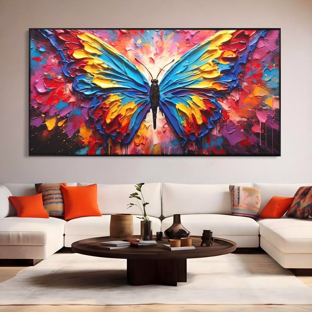 Tablou canvas cu pictura cu fluture colorat, in rama de aluminiu negru, pe perete intr-un living
